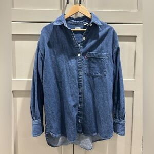 Levi’s oversized denim shirt.